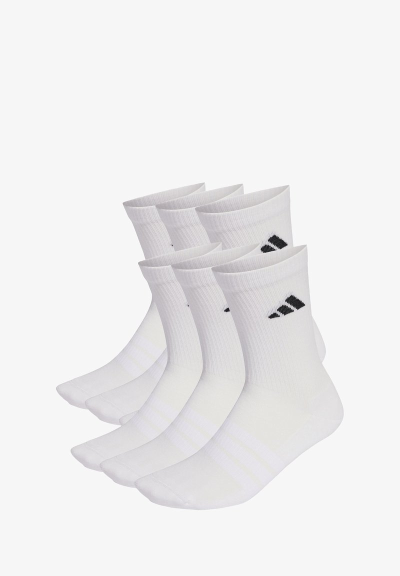 Calzini sportivi bianchi, con texture a coste, lunghezza alla caviglia, caratterizzati da tre strisce nere e un logo Adidas sul lato. Confezione da cinque paia.
