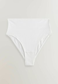 Witte katoenen bikini slips met een hoog uitgesneden beenontwerp en een zachte, gladde textuur. Inclusief een brede tailleband voor comfort.