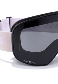 Črna smučarska očala z zatemnjenimi lečami, mehko črno podlogo in svetlo roza nastavljivim trakom z jasno izpisanim imenom znamke.