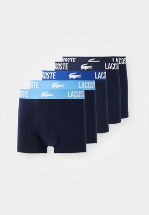 Viererpack Boxershorts in Navy und Blau. Sportlicher Schnitt, aus Baumwollmischung, mit einem Logo-Gummibund mit "LACOSTE"-Branding.