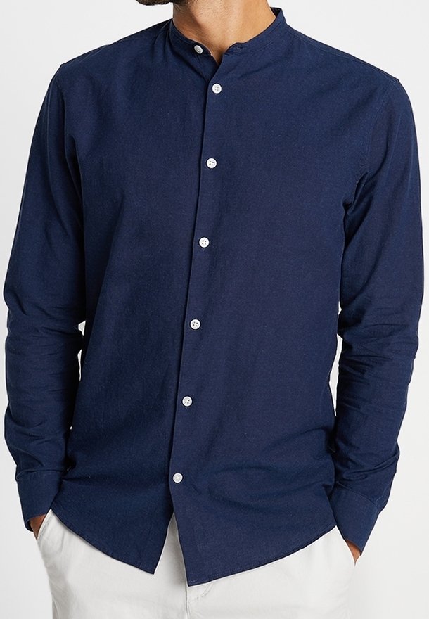 Marinblå långärmad skjorta med mandarin-krage, knappstängning fram och en lätt lyster. Mjuk tyg med en slät textur.