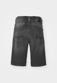 Șorturi din denim negre cu două buzunare la spate și etichetă de marcă pe talie, expuse pe un fundal alb.