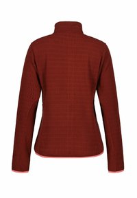 Pullover in pile rosso con colletto alto, design testurizzato, maniche lunghe e bordo rosa lungo l'orlo e i polsini.
