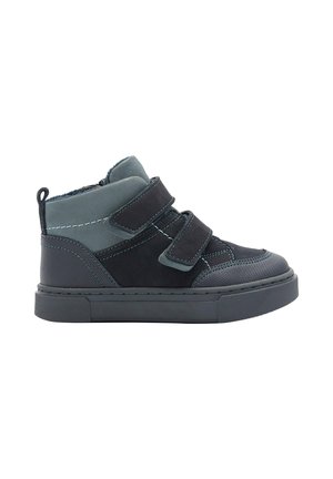 Dziecięcy czarno-szary wysoki sneaker z dwoma paskami na rzep i wyściełanym kołnierzem wokół kostki na białym tle.