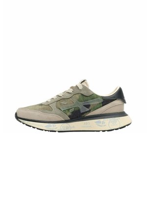 Sneaker basse con tomaia in camoscio beige, tessuto mimetico verde, tallone nero e suola beige con dettagli grafici blu.