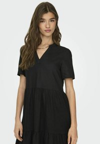 ONLY GLOCKENFÖRMIGES NORMAL GESCHNITTEN V-AUSSCHNITT - Vestido informal - black