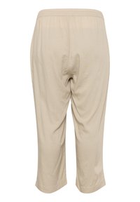 Pantalones recortados beige con una cinturilla elástica, tejido suave y un ajuste relajado. El diseño presenta un color simple y neutro sin patrones.