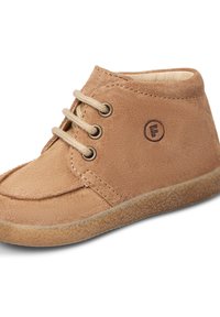 Stivaletti alla caviglia in suede color tan con due occhielli, lacci beige e suola in gomma testurizzata. Presentano un piccolo logo impresso di lato.