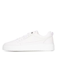 Sneakers bianchi a basso profilo in pelle liscia, con una spessa suola in gomma bianca, punta rotonda e design minimalista con chiusura a lacci.