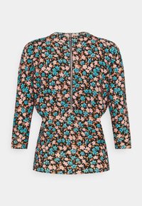 Czarna bluzka w kwiaty z rękawami o długości trzech czwartej, z żywym wzorem różowych i niebieskich kwiatów, z zamkiem błyskawicznym z tyłu.