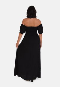 Abito lungo nero off-the-shoulder con corpetto arricciato, maniche a sbuffo e gonna fluida. Tessuto morbido con una texture liscia e una silhouette lunga.