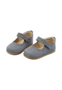 Zapatos tipo Mary Jane de ante gris con detalles perforados, correa ajustable, punta redondeada y suela de goma de color marrón claro.