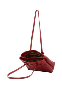 Borsa a mano rossa in pelle con doppio scomparto e interno a quadri. Presenta spalline sottili, una texture liscia e una forma strutturata.