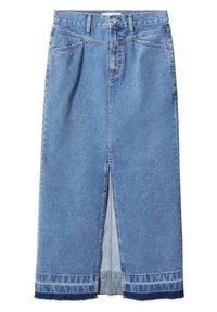 Falda de mezclilla azul claro con abertura frontal, cinco bolsillos, dobladillo deshilachado y detalles cosidos, diseñada para un ajuste a la altura de la rodilla.