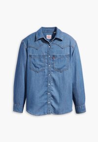 Blå denimskjorte med lange ærmer, trykknapper, to brystlommer og spidse kraver, lagt fladt på hvid baggrund.
