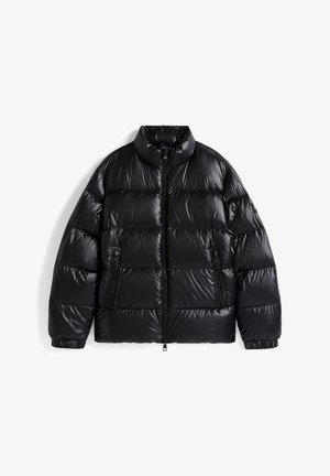Veste doudoune noire avec un col haut, texture matelassée, fermeture éclair sur le devant et poches latérales, fabriquée en matériau brillant et résistant à l'eau.