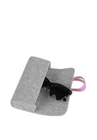 Šedý pouzdro na sluneční brýle s hladkým povrchem, s růžovým elastickým popruhem a černými slunečními brýlemi částečně viditelnými uvnitř.