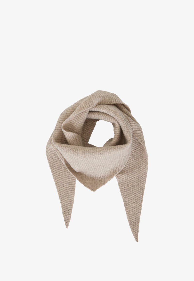 Écharpe beige en maille côtelée pliée en forme triangulaire avec deux extrémités pointues qui pendent.