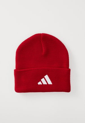 Gorro de lana rojo con vuelta, que presenta un logo triangular blanco con tres rayas sobre un fondo blanco liso.