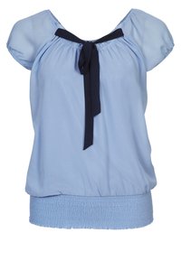 Blusa de manga corta azul claro con una corbata navy en el escote y un dobladillo elástico con frunces en la parte inferior. Tela suave con una textura lisa.