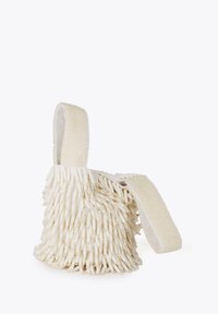 Teksturowana biała torba na ramię wykonana z plastikowych włókien, z gładkim paskiem o plecionym wykończeniu. Kompaktowy, nieregularny kształt z objętością.