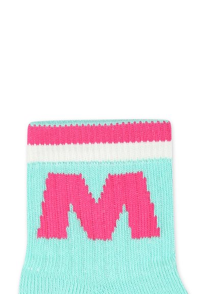 Calzini turchesi con un grande design della lettera "M" rosa. Presentano un risvolto a righe rosa e bianche. Realizzati in un morbido materiale a maglia testurizzata.