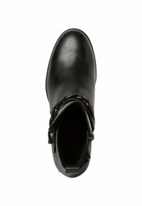 Černé kožené kotníkové boty s hladkým povrchem, složitými detaily pásků, kulatou špičkou a nízkým podpatkem. Interiér má měkké podšívání pro pohodlí.
