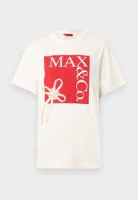 Λευκό κοντομάνικο T-shirt με μεγάλη κόκκινη τετράγωνη ετικέτα, κείμενο "MAX & Co." και διακοσμητική μπεζ κορδέλα στη μπροστινή αριστερή πλευρά.