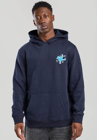 Sweat à capuche bleu marine avec une poche kangourou à l'avant, un capuchon réglable et un design graphique turquoise sur la poitrine gauche.
