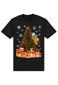 Svart T-shirt med en pyntad julgran med röda och gyllene accenter, omgiven av gyllene presentlådor som är knutna med röda band, samt vita snöflingor.