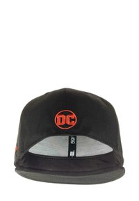 Schwarze Kappe mit flachem Schirm, die ein gesticktes rotes DC-Logo auf der Vorderseite aufweist. Das Innere zeigt ein Netzfutter und ein Größenetikett.