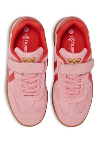 Ljust rosa sportskor med röda detaljer. Ovandel i mocka och mesh, säkrad med snören och en kardborreband. Gummisula med texturerad detalj.