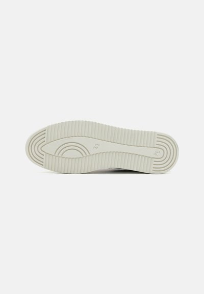 Hvite sneakersåler med vertikale og horisontale spor for grep. Lett buet hæl, preget logo nær buen, glatt tekstur.