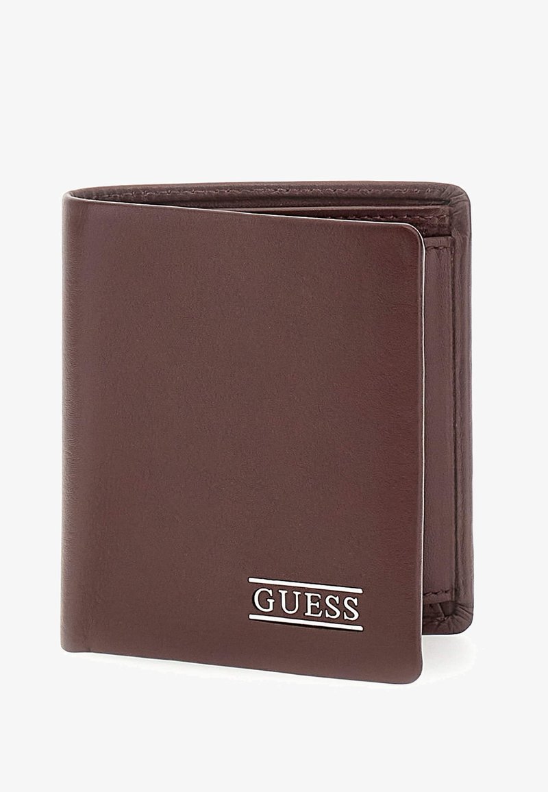 Portafoglio in pelle marrone con design a doppia piega, caratterizzato da un logo GUESS argentato sul davanti e cuciture a vista lungo i bordi.