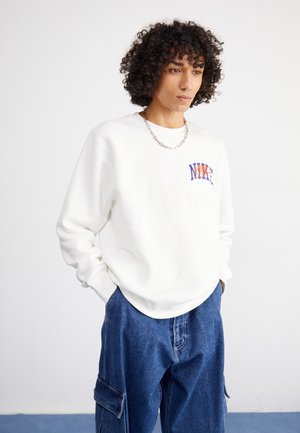 Nike Sportswear CLUB CREW ARCH - Bluza - white/safety orange