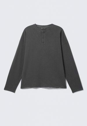 Mørkegrå langærmet henley-shirt med rund halsudskæring og tre knapper på frontpladen.
