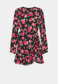 Mustakara pitkähihainen kietaisumekko, jossa on kirkkaan vaaleanpunaisia ruusukukkia, röyhelöhelma ja vyötärölle solmittava vyö.