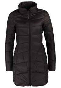 Svart vadderad jacka med hög krage och dragkedja fram. Har vertikalt quiltade paneler och långa ärmar. Slät, glänsande textur.