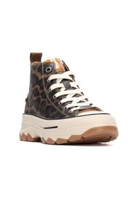 Zapatillas de alta caña en estampado de leopardo marrón con suela beige, parte superior texturizada, cordones blancos y etiqueta de logo en la lengüeta. Suela de goma gruesa.