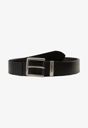 Ceinture en cuir noir avec boucle rectangulaire en argent et clip logo métallique Levi's sur fond blanc.