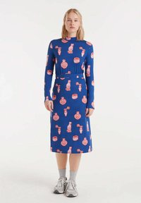 Vestido de manga larga azul con un estampado de gatos rosas y jarrones. La tela es suave, con una cintura ceñida y una falda larga hasta el tobillo.