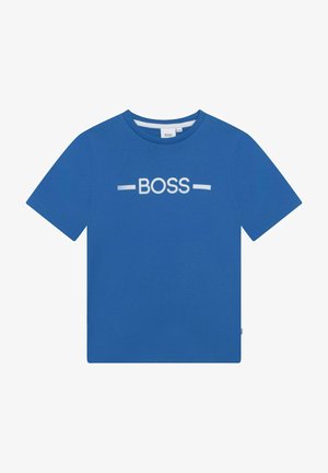 Camiseta de algodón azul con escote redondo y mangas cortas. Presenta un logo blanco de "BOSS" centrado en la parte delantera. Diseño ligero y sencillo.