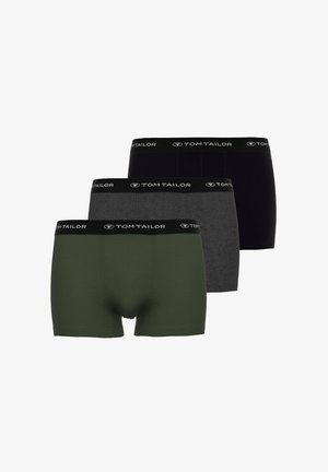 Drei Paare Herrenboxershorts in olivgrün, dunkelgrau und schwarz. Alle haben einen schwarzen, gebrandeten Bund mit einer glatten, baumwollartigen Textur.
