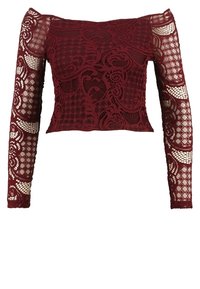 Burgundské krajkové tričko s dlouhými rukávy a krátkou délkou, s složitými květinovými a geometrickými vzory, poloprůhlednými rukávy a lodičkovým výstřihem.