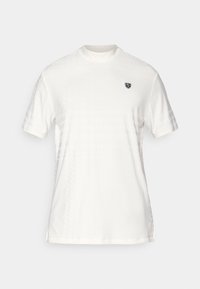 Biały t-shirt z krótkim rękawem, o fakturowanym wzorze, z okrągłym dekoltem i małym czarnym logo na lewej stronie klatki piersiowej. Gładka tkanina, nowoczesny design.