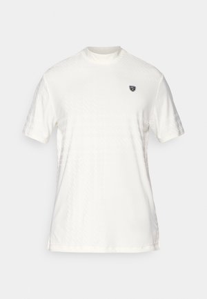 Camiseta blanca de manga corta con patrón texturizado, cuello redondo y un pequeño logo negro en el área izquierda del pecho. Tejido liso, diseño moderno.