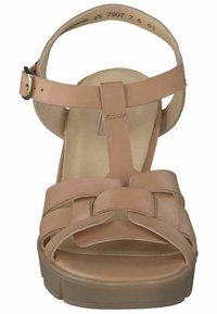 Beige læder wedgesandal med et flettet design over tæerne, justerbar ankelrem og tekstureret sål for godt greb.