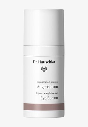 Witte cilindrische fles van Dr. Hauschka Regenerating Intensive Eye Serum met zwarte tekst en een bruine band nabij de basis.