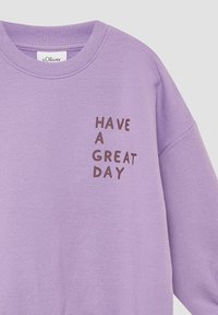 Felpa viola con colletto a costine; presenta un testo marrone che dice "HAVE A GREAT DAY" sul davanti. Tessuto morbido con una vestibilità casual.
