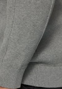 s.Oliver MIT NAHTDETAILS UND LOGO - Strickpullover - graphit